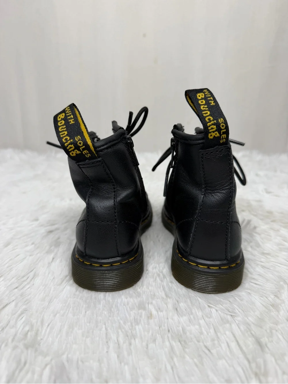DR. MARTENS / 1460 black leather lace up combat boots / 8